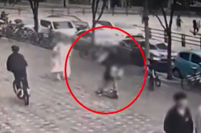 지난 18일 오후 4시 37분쯤 연수구 송도동의 한 인도에서 30대 여성 A씨가 중학생 B양 등 2명이 타던 전동킥보드(붉은 원)에 치였다. MBC 보도화면 캡처