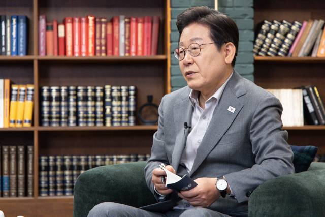 이재명 더불어민주당 대선 후보가 28일 서울 강남구의 한 스튜디오에서 열린 K-이니셔TV '1400만 개미와 한배 탔어요' 유튜브 라이브에서 발언하고 있다. 연합뉴스