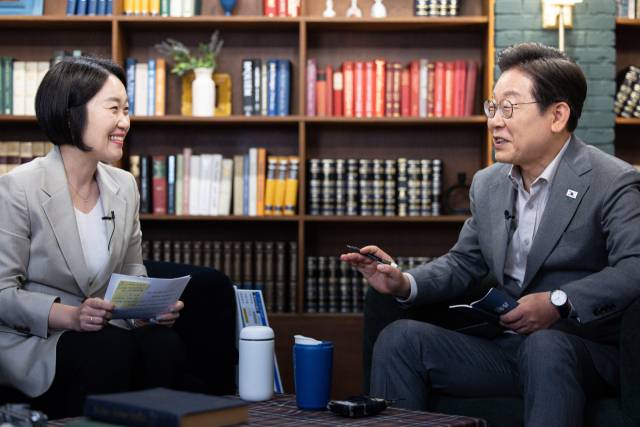 이재명 더불어민주당 대선 후보가 28일 서울 강남구의 한 스튜디오에서 열린 K-이니셔TV '1400만 개미와 한배 탔어요' 유튜브 라이브에서 발언하고 있다. 연합뉴스