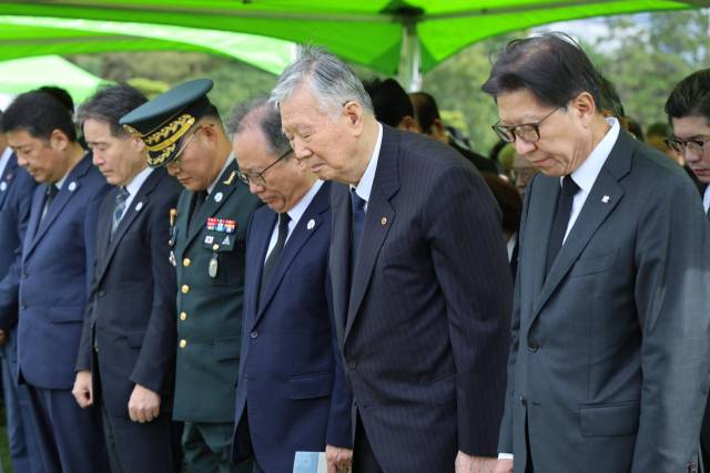 이중근 부영그룹 회장이 24일 부산 남구 UN기념공원에서 열린 유엔 창설 80주년 기념식에 참석해 묵념 하고 있다. 부영그룹 제공