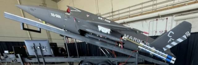 미 크라토스社가 설계한 신형 순항미사일 ‘라그나로크’가 협동 전투무인기(로열 윙맨) XQ-58 ‘발키리’의 내부 무장창과 날개 하부에 함께 장착된 모습. 사진 제공=미 크라토스社