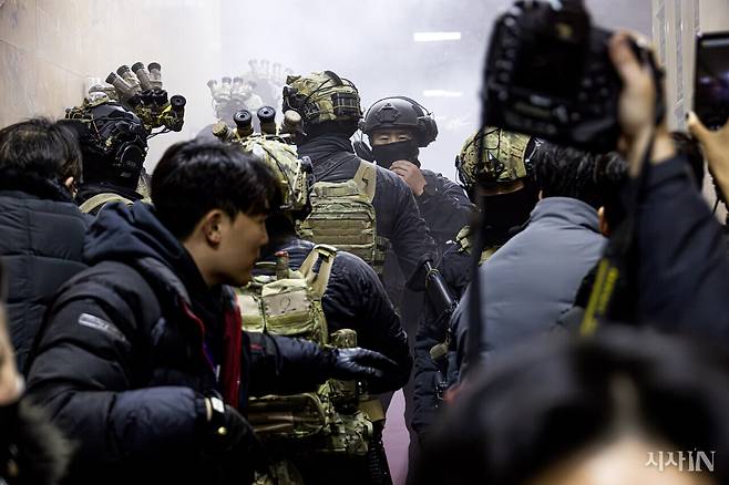2024년 12월4일 새벽 무장한 계엄군이 국회 본회의장 인근 복도에서 진입을 시도하고 있다. ⓒ시사IN 박미소
