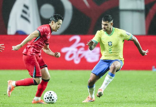 브루노 기마랑이스 브라질 대표팀 미드필더(오른쪽)가 10일 서울월드컵경기장에서 열린 한국과 친선전 도중 이강인의 돌파를 막고 있다. 상암｜뉴시스