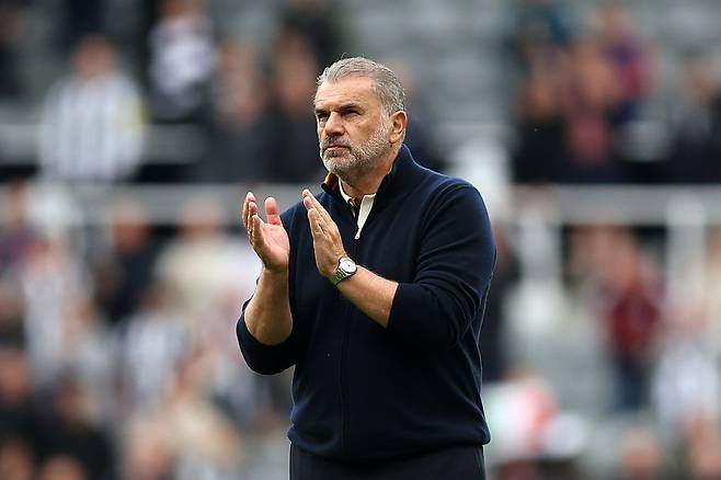 안지 포스테코글루 전 노팅엄 감독이 지난 6일 뉴캐슬전을 마치고 박수를 치고 있다. Getty Images코리아