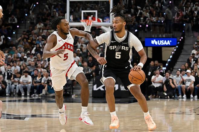 돌파를 시도하는 스테픈 캐슬.   샌안토니오 | AP연합뉴스