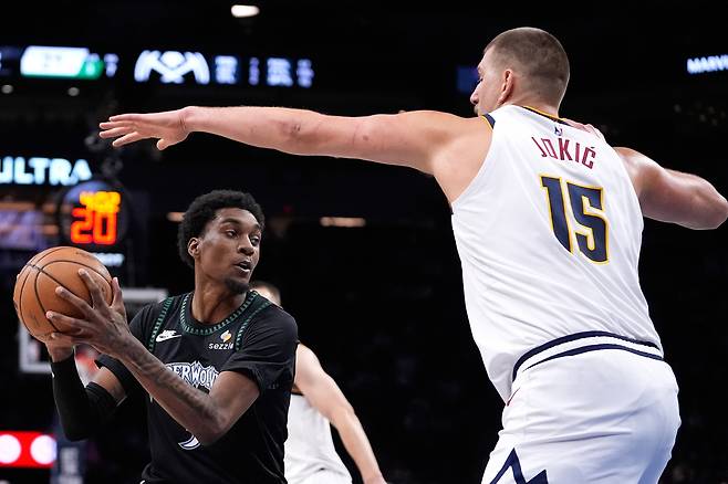 덴버 요키치가 28일 미네소타전에서 제이든 맥다니엘스를 막고 있다. AP연합뉴스