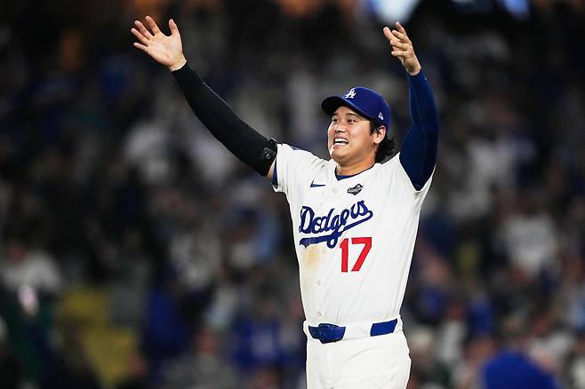 LA 다저스 오타니 쇼헤이가 28일 토론토와의 월드시리즈 3차전에서 연장 18회 끝에 승리를 확정하자 활짝 웃으며 기뻐하고 있다. AP연합뉴스