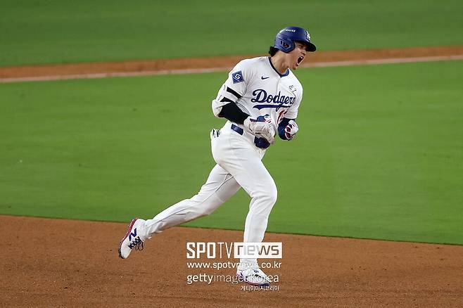 ▲ LA 다저스 오타니 쇼헤이가 28일 토론토 블루제이스와의 월드시리즈 3차전에서 홈런을 친 뒤 포효하고 있다.