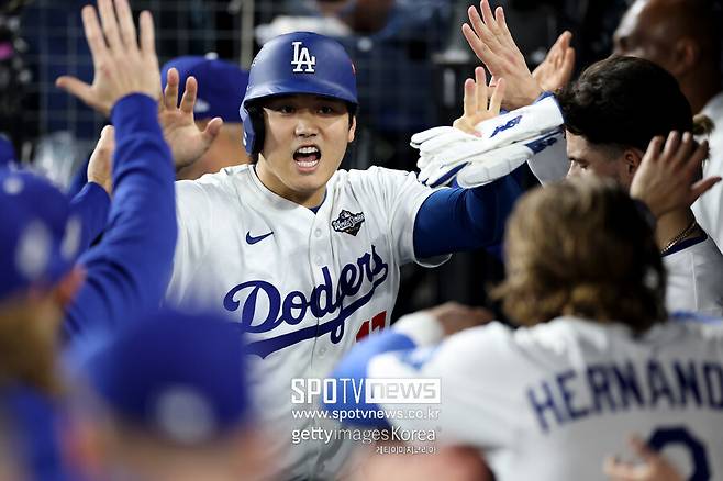 ▲ LA 다저스 오타니 쇼헤이가 28일 토론토 블루제이스와의 월드시리즈 3차전에서 홈런을 친 뒤 더그아웃으로 들어와 동료들의 축하를 받고 있다.