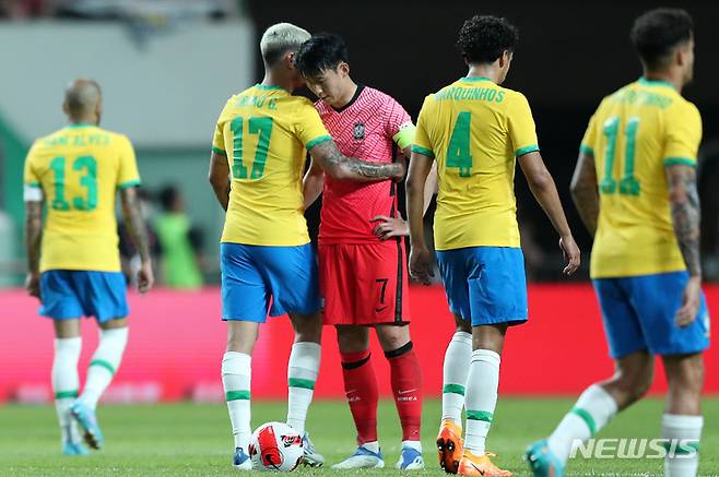 지난 2일 오후 서울 마포구 서울월드컵경기장에서 열린 하나은행 초청 친선경기 대한민국과 브라질의 경기에서 브루노 기마랑이스(17번)가 손흥민(7번)을 위로하고 있다. /사진=뉴시스
