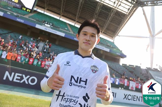 지난 25일 전주월드컵경기장에서 열린 전북 현대와의 경기를 마친 뒤 기념사진을 촬영하고 있는 김천 상무 이동경. /사진=한국프로축구연맹 제공
