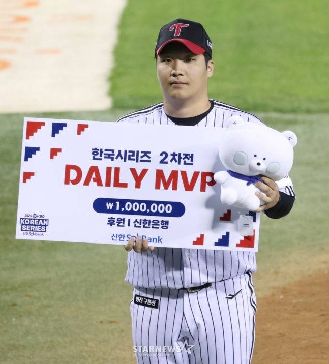 2025 KBO리그 한국시리즈 2차전 LG 트윈스 대 한화 이글스전이 27일 잠실야구장에서 열렸다.  LG 문보경이 'MVP' 수상 후 포즈를 취하고 있다. /사진=김진경 대기자