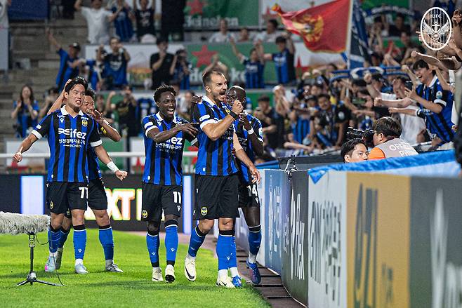 인천 유나이티드 서포터스 앞에서 골 세리머니를 하고 있는 무고사. /사진=인천 유나이티드 제공