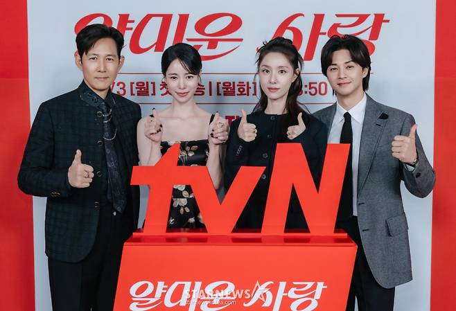 배우 이정재, 임지연, 서지혜, 김지훈이 28일 온라인으로 진행된 tvN 월화드라마 '얄미운 사랑' 제작발표회에 참석해 포즈를 취하고 있다. /사진제공=CJENM 2025.10.28 /사진=이동훈 photoguy@