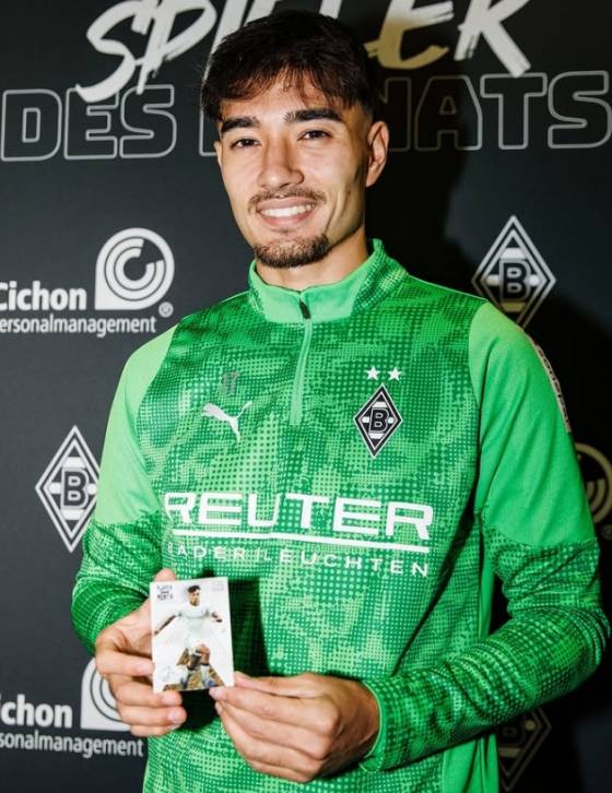 옌스 카스트로프가 묀헨글라트바흐 9월 이달의 선수상을 받고 미소 짓고 있다. /사진=묀헨글라트바흐 공식 SNS 갈무리