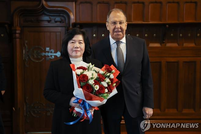 세르게이 라브로프 러시아 외무장관에게 꽃다발 받은 최선희 북한 외무상 [EPA/러시아 외무부 연합뉴스. 재판매 및 DB 금지]