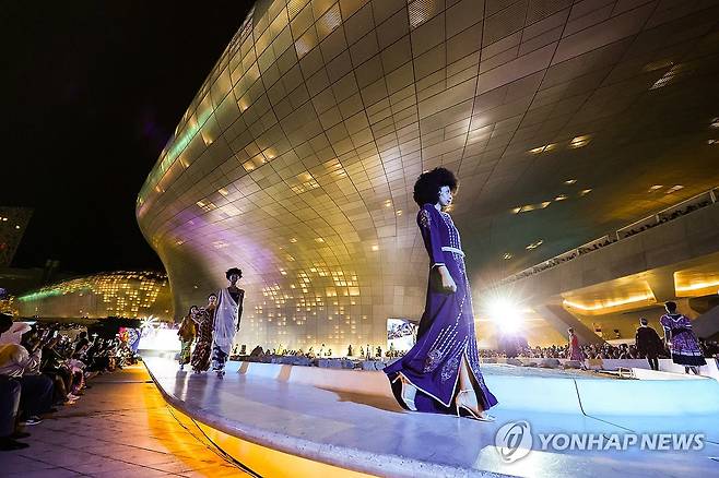 DDP에서 열린 아프리카 패션쇼 [연합뉴스 자료사진. 재판매 및 DB 금지] 지난 9월 13일 서울 중구 동대문디자인플라자(DDP)에서 '제8회 서울아프리카페스티벌'의 아프리카 패션쇼가 진행되고 있다.