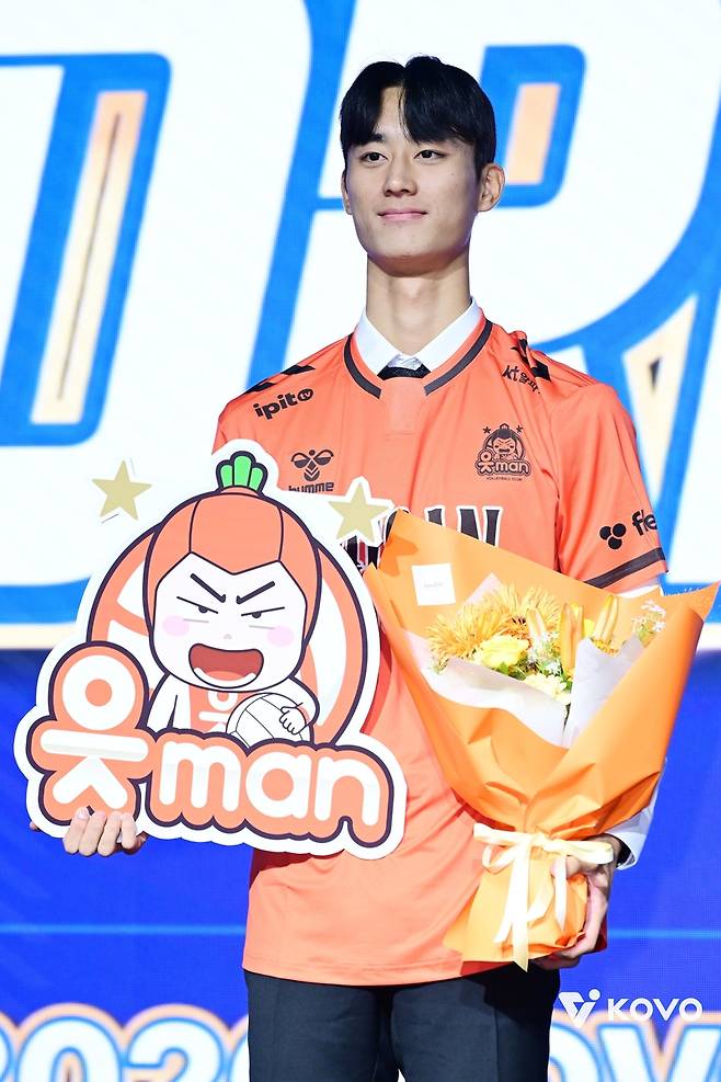 OK저축은행의 지명을 받은 세터 박인우 [한국배구연맹 제공. 재판매.DB 금지]