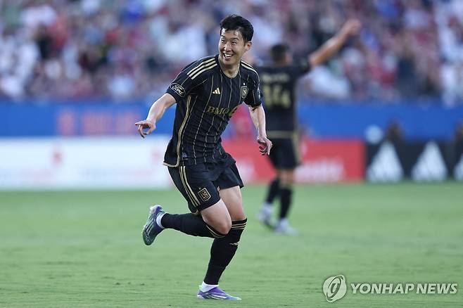 댈러스전에서 프리킥으로 MLS 데뷔골을 넣고 기뻐하는 손흥민 [AFP=연합뉴스]