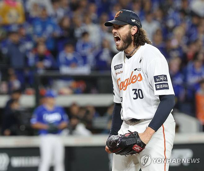 환호하는 폰세 (대전=연합뉴스) 류영석 기자 = 24일 대전 한화생명 볼파크에서 열린 2025 프로야구 KBO리그 포스트시즌 플레이오프 5차전 삼성 라이온즈와 한화 이글스의 경기.
    한화 선발 투수 폰세가 2회초 2사 상황에서 삼성 1루 주자 김지찬을 견제로 아웃시킨 뒤 환호하고 있다. 2025.10.24 ondol@yna.co.kr