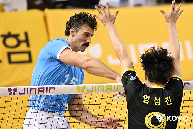 KB손해보험과 경기에서 공격하는 대한항공의 러셀(왼쪽) [한국배구연맹 제공. 재판매 및 DB 금지]