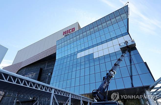 APEC 정상회의장 막바지 점검 (경주=연합뉴스) 이동해 기자 = 2025 경주 아시아태평양경제협력체(APEC) 정상회의 주간 시작 첫날인 27일 경북 경주 보문단지 내 경주화백컨벤션센터(HICO)에서 관계자들이 막바지 점검을 하고 있다. 2025.10.27 eastsea@yna.co.kr