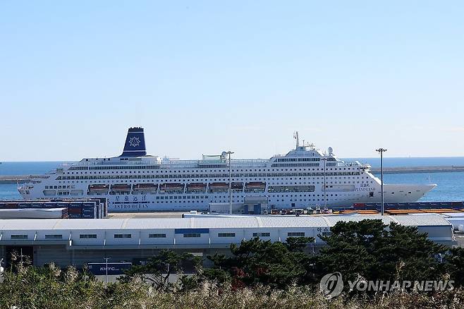 포항 영일만항에 도착한 피아노랜드호 (포항=연합뉴스) 손대성 기자 = 경북 경주에서 열리는 아시아태평양경제협력체(APEC) 정상회의에 참석하는 경제인들의 '바다 위 숙소'인 피아노랜드호 크루즈가 28일 포항 영일만항에 도착해 부두에 정박해 있다. 2025.10.28 sds123@yna.co.kr