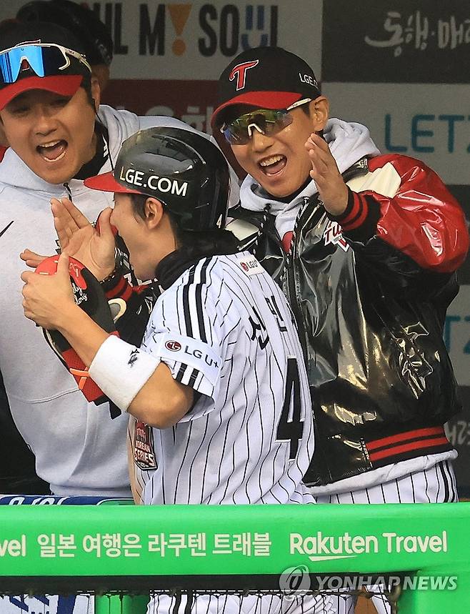 염경엽 감독, 신민재 예뻐라! (서울=연합뉴스) 최재구 기자 = 26일 서울 잠실야구장에서 열린 2025 프로야구 한국시리즈 한화 이글스 대 LG 트윈스 1차전 경기. 6회 말 투아웃 1, 2루 상황 문보경의 안타로 득점한 LG 신민재가 더그아웃에서 환호하고 있다. 2025.10.26 jjaeck9@yna.co.kr