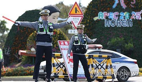 보안·경비 강화된 경주 APEC 개최지 일대 (경주=연합뉴스) 윤관식 기자 = 2025 경주 아시아태평양경제협력체(APEC) 정상회의 주간이 시작된 27일 경북 경주시 한 도로에서 경찰이 APEC 정상회의장 등 주요 행사장이 있는 보문단지로의 통행을 전면 통제하고 있다. 2025.10.27 psik@yna.co.kr