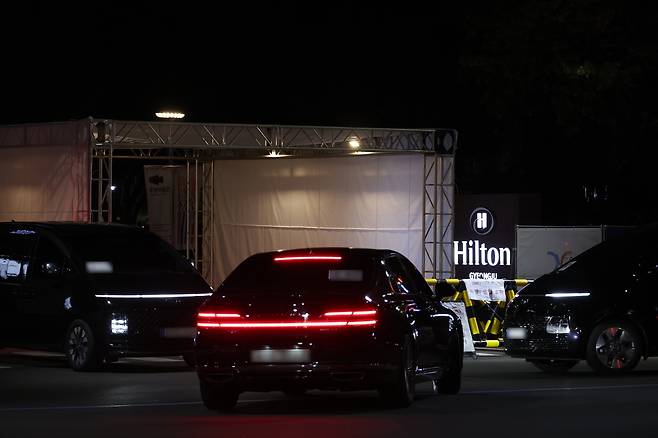 미국 대표단 묵는 호텔 앞 삼엄한 분위기  (경주=연합뉴스) 박세진 기자 = 도널드 트럼프 미국 대통령 방한을 하루 앞둔 28일 아시아태평양경제협력체(APEC) 정상회의장 인근인 경북 경주 힐튼호텔으로 차들이 드나들고 있다. 진입로에는 차량 검문 검색대가 설치됐다. 이곳에서는 트럼프 대통령이 방한해 숙박할 것으로 알려졌다. 2025.10.28 psik@yna.co.kr