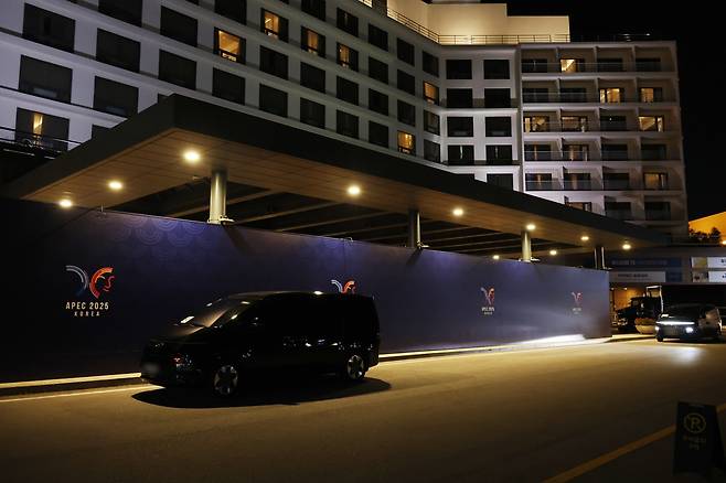 힐튼호텔 로비 앞에 설치된 대형 가림막  (경주=연합뉴스) 박세진 기자 = 도널드 트럼프 미국 대통령 방한을 하루 앞둔 28일 아시아태평양경제협력체(APEC) 정상회의장 인근인 경북 경주 힐튼호텔 로비로 향하는 주 출입로 앞에 가림막이 설치돼 있다. 이곳에서는 트럼프 대통령이 방한해 숙박할 것으로 알려졌다. 2025.10.28 psik@yna.co.kr