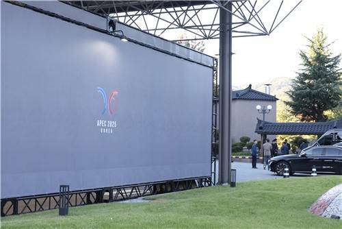 대형 가림막 설치된 코오롱호텔   (경주=연합뉴스) 박세진 기자 = 2025 경주 아시아태평양경제협력체(APEC) 주간 둘째 날인 28일 경북 경주 코오롱호텔 로비로 들어가는 주 출입문 앞에 대형 가림막이 설치돼 있다. 이 호텔에서는 시진핑 중국 국가주석이 방한한 뒤 숙박할 것으로 알려졌다. 2025.10.28 psjpsj@yna.co.kr