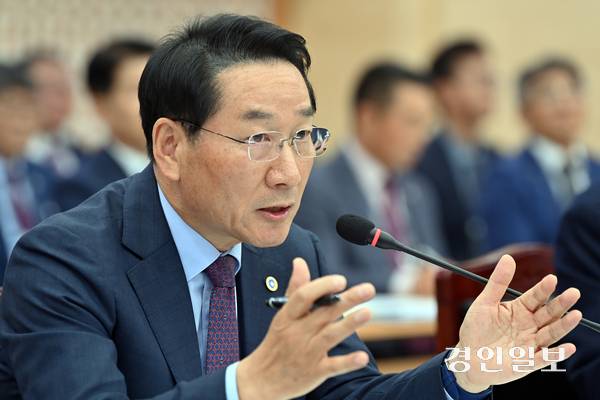 국민의힘 대선 경선 과정에서 공무원들을 동원해 불법 선거 운동을 한 혐의로 유정복 인천시장이 검찰에 넘겨졌다. 사진은 지난 20일 국정감사에서 질의에 답변하는 유정복 인천시장의 모습. 2025.10.20 /김용국기자 yong@kyeongin.com