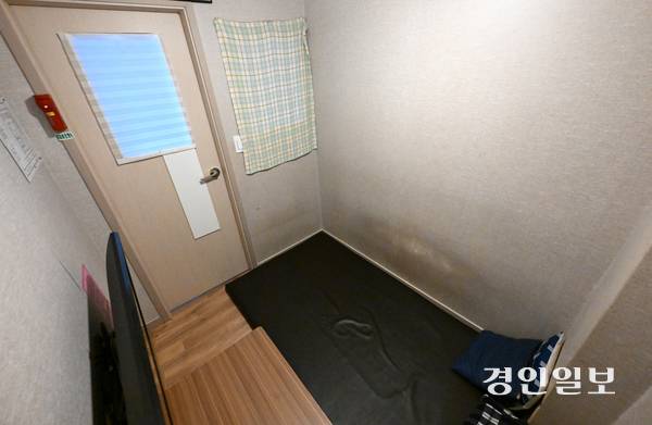 최근 일부 룸카페가 청소년 출입 허가 기준을 지키지 않은 채 미성년자를 상대로 영업하고 있는 것으로 나타났다. 29일 오전 수원시의 한 룸카페 방문에 커튼이 설치돼 있다. 2025.10.29 /최은성기자 ces7198@kyeongin.com