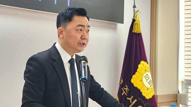 ▲ 정희태 의원이 민주당을 탈당한 지 10개월 만에 국민의힘에 입당한다. 사진은 지난해 12월 열린 탈당 기자회견 당시 모습./인천일보 DB