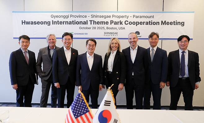 ▲&nbsp;28일(현지시간) 오전 김동연 경기지사가 화성 국제테마파크 조성 본격화를 위해 관계자들과 회담을 마치고 기념 촬영을 하고 있다./사진제공=경기도