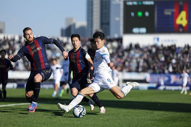 2023년 11월 12일 수원종합운동장에서 열린 K리그1 수원FC와 수원 삼성과의 파이널B경기서 수원 삼성 안병준이 수원FC 선수들 사이로 돌파하고 있다. 사진=한국프로축구연맹