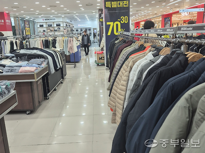 지난 28일 인천 서구에 위치한 M아울렛 매장 내 아웃도어 상품이 최대 70%까지 할인 판매되고 있다. 김상윤기자