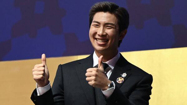 그룹 방탄소년단(BTS)의 리더&nbsp;RM이 29일 경북 경주 예술의전당에서 열린 '2025 아시아태평양경제협력체 최고경영자 서밋(APEC CEO SUMMIT)'에 참석해 'APEC 지역 내 문화산업과 K-컬처 소프트파워'를 주제로 연설한 후 인사하고 있다. 공동취재