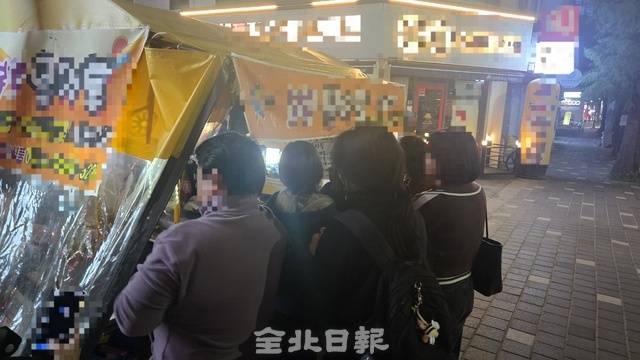 전주의 한 붕어빵 가게 앞에 붕어빵을 포장하기 위한 시민들이 몰려있다. 김경수 기자