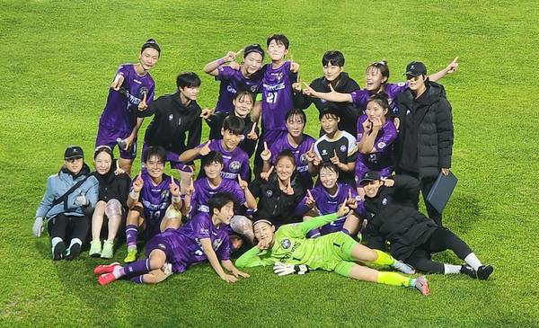 5월 22일 WK리그 2025 시즌 첫 승을 기록한 창녕WFC 선수들이 기뻐하며 기념사진을 찍고 있다. /한국여자축구연맹