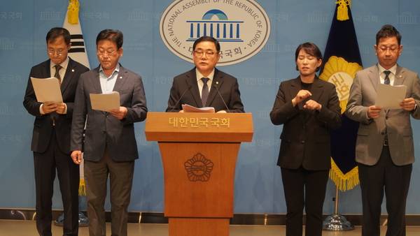 경남·울산 더불어민주당 국회의원들이 29일 오후 국회 소통관에서 BNK금융지주 도이치모터스 계열사 100억 대 무담보 특혜 대출과 회장 선임 절차 불투명성을 비판하며 빈대인 회장, 방성빈 BNK부산은행장 사퇴를 촉구하는 기자회견을 하고 있다. /허성무 의원실