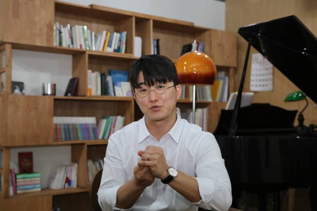 강한뫼 작곡가가 대구 중구 대봉동 작업실에서 자신의 음악에 대한 이야기를 들려주고 있다. 김도훈 기자