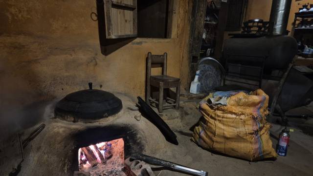 덕산터 게스트하우스는 아궁이에 장작으로 불을 지피는 전형적인 농가주택 모습을 하고 있다. 김도훈 기자
