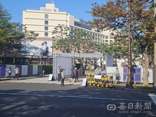 힐튼호텔 경주 입구. 29일 도널드 트럼프 대통령의 숙소로 알려진 이곳은 평소보다 몇배나 늘어날 경호인력으로 엄중 통제되고 있다. 신동우 기자