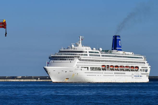 ▲ 경북 경주에서 열리는 아시아태평양경제협력체(APEC) 정상회의에 참석하는 경제인들의 '바다 위 숙소'인 피아노랜드호 크루즈가 28일 포항 영일만항에 들어오고 있다. 연합