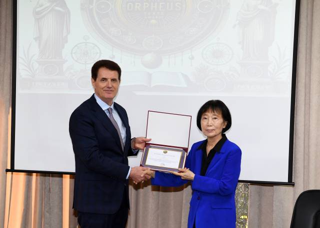 잭 마리나이 심사위원장으로부터 상을 받는 김선향 이사장./경남대 제공/