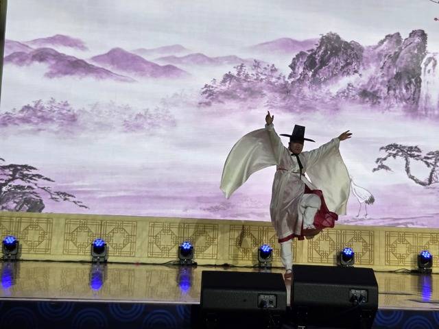 경북문화관광공사 육부촌에서 야간 공연으로 전개되고 있는 서라벌 풍류의 학춤. 강시일 기자