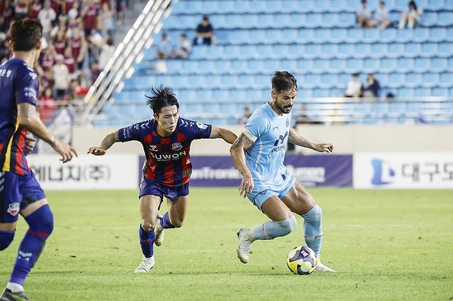 대구FC의 세징야가 지난 8월30일 K리그1 28라운드에서 수원FC를 상대하고 있다.<대구FC 제공>