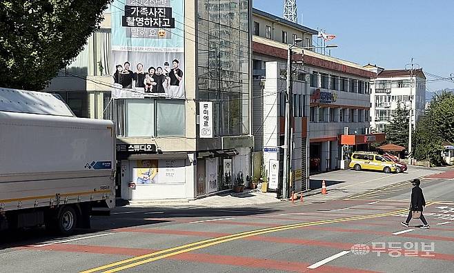 지난 28일 오전 광주 서구 화정동 광주서초등학교 앞 도로. 한 노인이 무단횡단을 하고 있다.